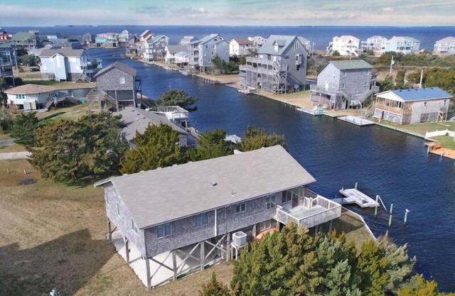 SUMMER SAVINGS - Canalfront Dog Friendly Home w/Cmty Pool, Dock, and Cargo Lift