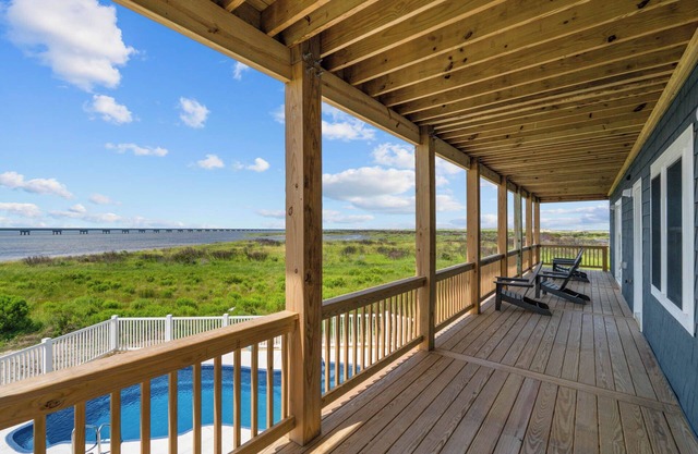 SUMMER SAVINGS - Soundfront Dog Friendly w/Pool, Hot Tub, & Windsurfing Access
