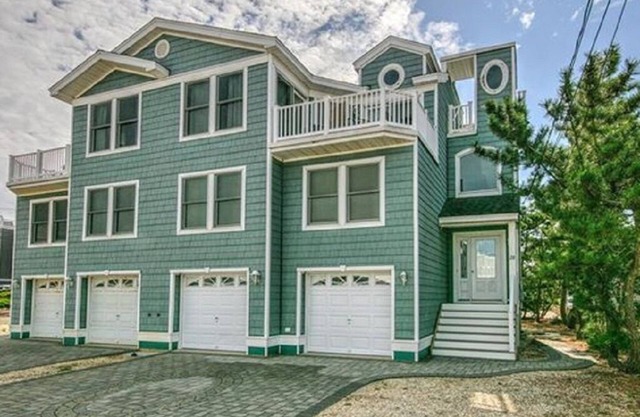 Summer Weekly Rental - 5 Houses from the Beach