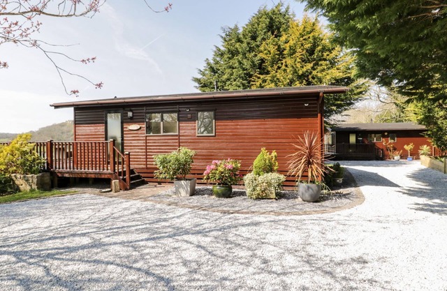 SUMMERTIME LODGE, family friendly, with a garden in Rhyd-Y-Foel