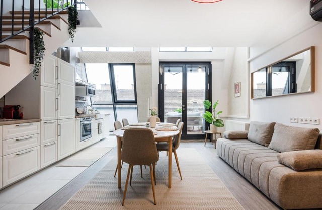 Summit Stay - Penthouse with Parking for Two