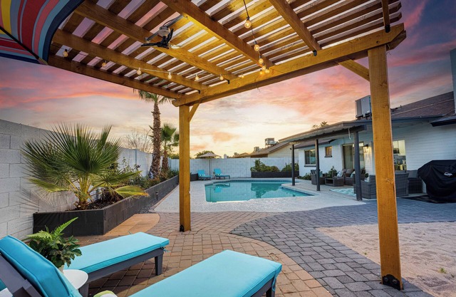 Sun-Kissed Delight. 3 King Bedrooms! Sparkling Pool and Hot Tub. Family Bunk Room!