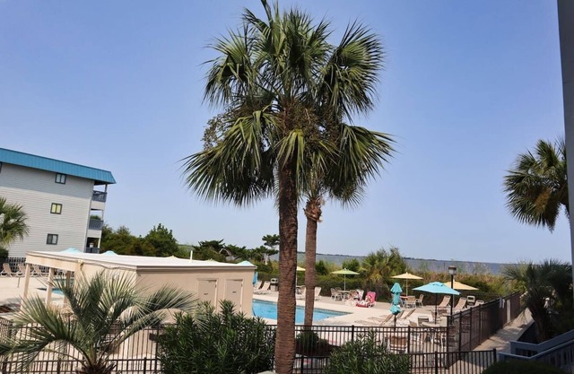Sun, Sand and Pool : Condo at Savannah, Tybee