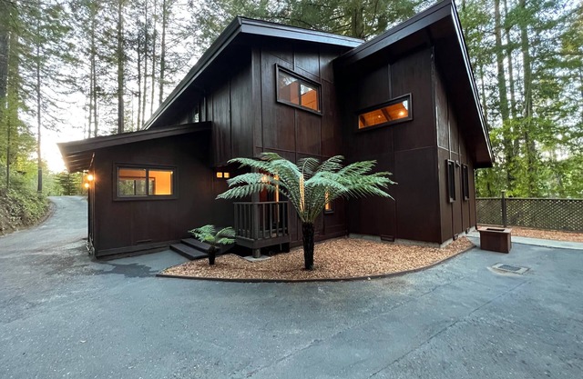 Sundance Retreat - Modern, spacious redwood escape!