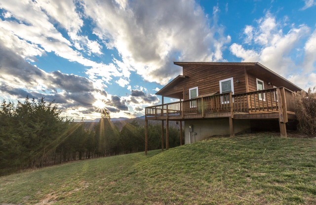 "Sundance" Spectacular Views on 54 Acres along Shenandoah River w/Hot Tub