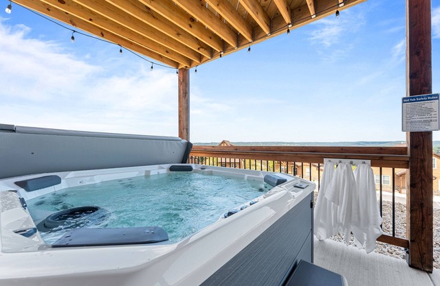 Sundowner Lodge with Lake View close to SDC and Branson