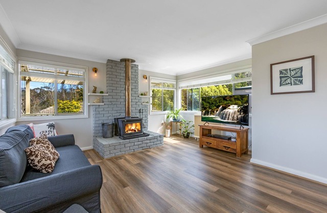 Sunflower Cottage - relax with spa bath and fireplace
