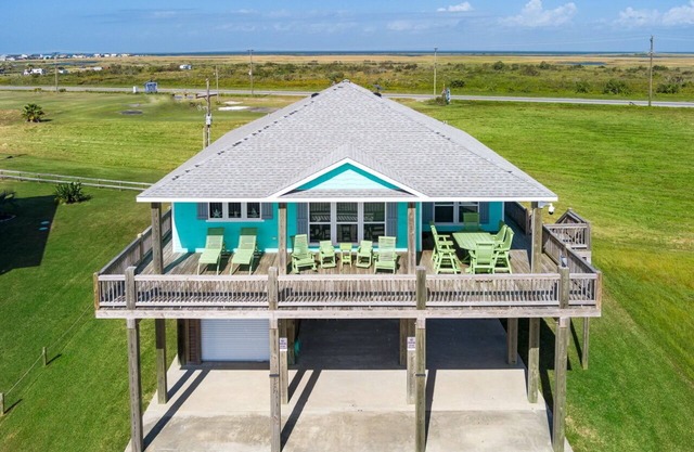 Sunkissed Castle - Beautiful 4 bedroom home 1000 ft from the beach!