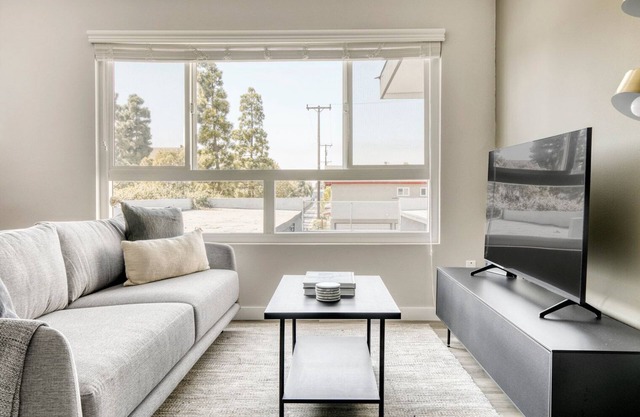 Sunlit Torrance 1BR w/W/D & Courtyard, nr Redondo Beach, by Blueground