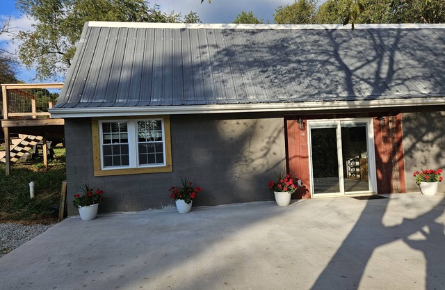Sunni's Country Hideaway: Short Term Rental. Pet Friendly.