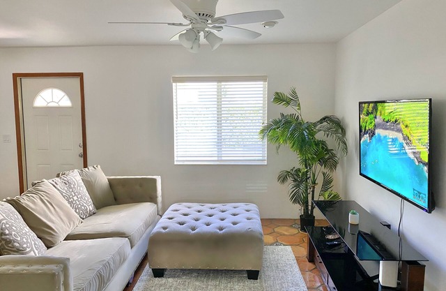 Sunny 2 Bed Apt Steps From Water and 5min to Beach