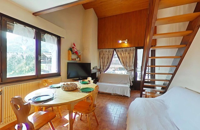 Sunny 2BR Mezzanine Apt with Mountain Views, Fireplace, Near Shops & Lifts, Sleeps 6