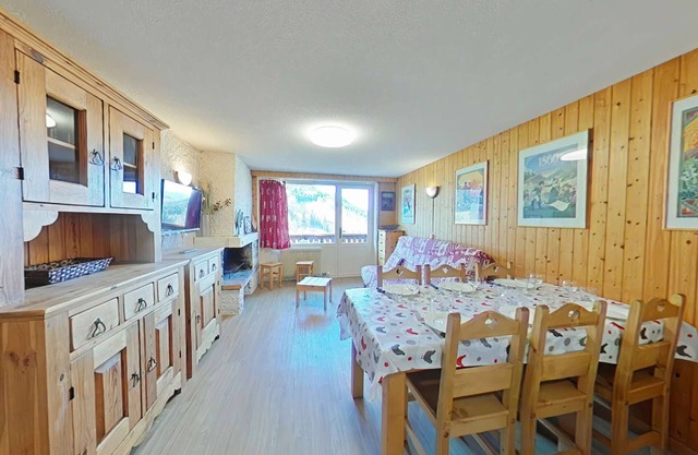 Sunny 3-Room Apartment with Mountain Views, Near Ski Lifts, Sleeps 6