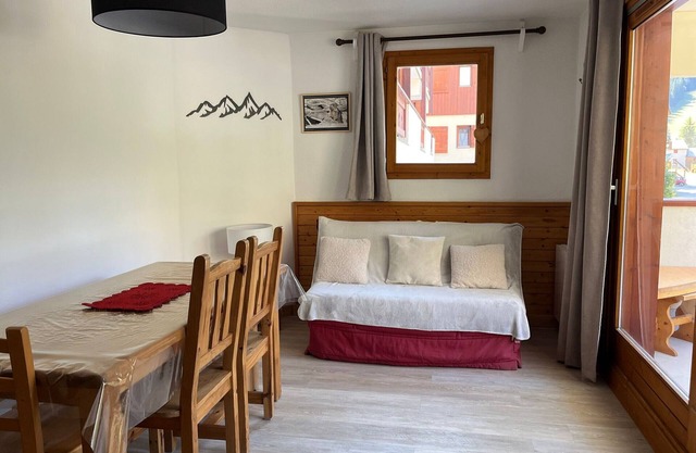 Sunny Apartment, Prime Location Near Shops and Cable Car