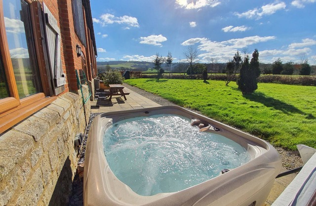 Sunny Barn Stay, Hot Tub & Countryside Views – Helena, The Victorian Barn Dorset