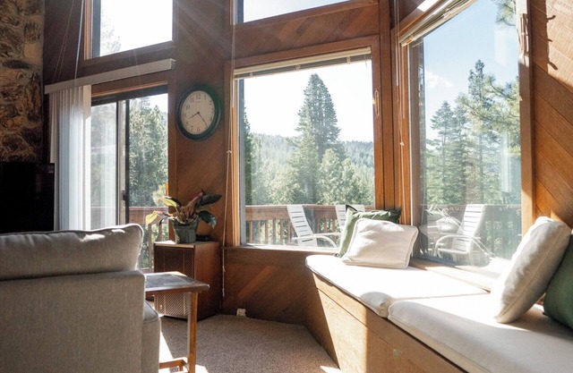 Sunny Cabin with Lake View Deck and Fast Wifi