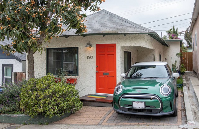 Sunny, comfortable home in prime echo park location