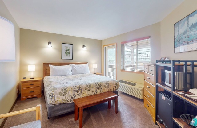 Sunny condo w/a balcony, shared pools, hot tub, game room - near downtown