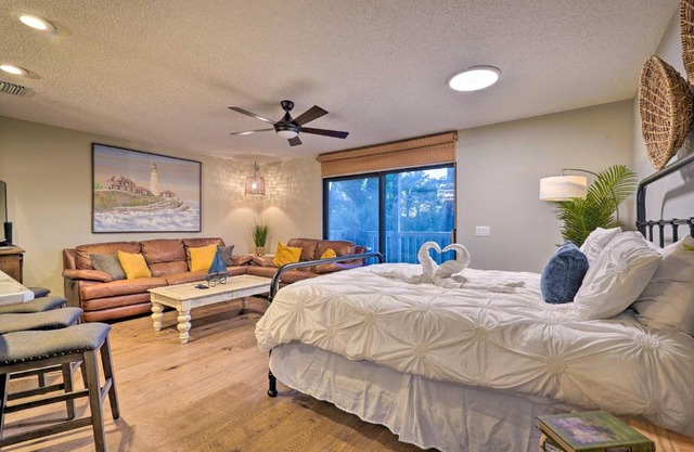 Sunny Condo with Balcony and Pool 2 Mi to Camp Helen!