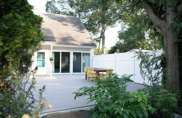 Sunny Cottage near OGT town/beach - 4 bed/2.5 bath with spacious deck!