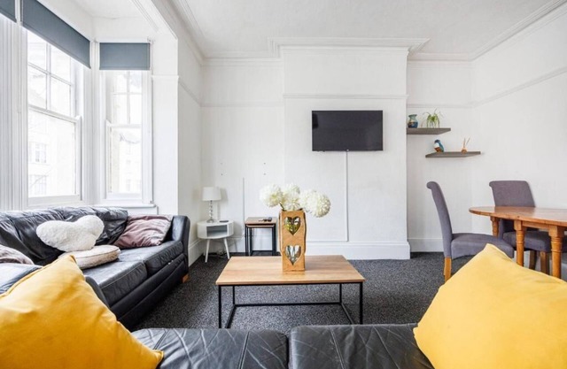 Sunny & Cozy 2BR Excellent Location w/WiFi & Netflix by Everhome Ltd
