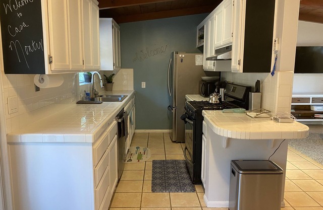 Sunny, cozy and private 2 bedroom casa with enclosed back yard in Vista, CA