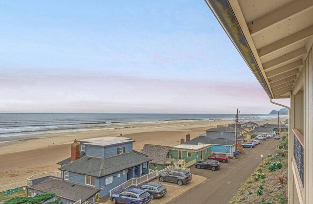Sunny Delighthouse – Ocean View Condo with Pool Access, easy beach access, cozy Interior!