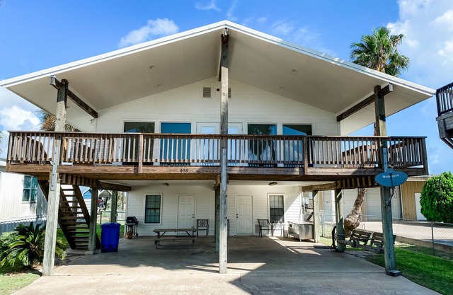 Sunny Family Friendly House 1500 sqft ~ Oversized Covered Deck ~ .5 m to Beach