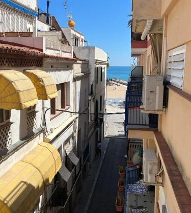 Sunny Flat in Sitges 30 Seconds to Beach, Balcony & Sea Views!