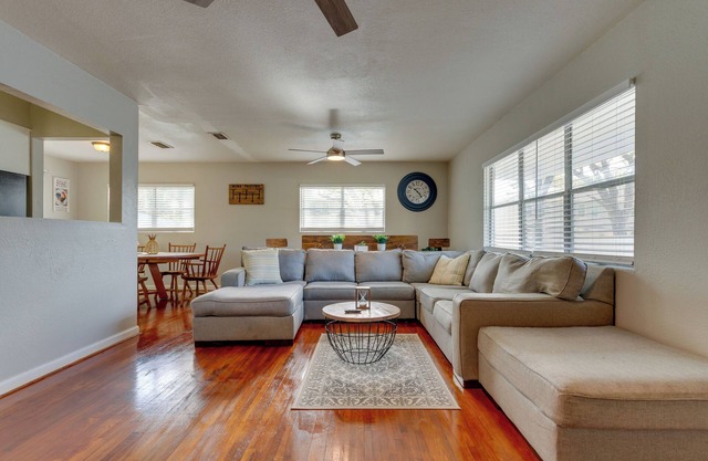 Sunny Fort Walton Beach Vacation Rental w/Yard!