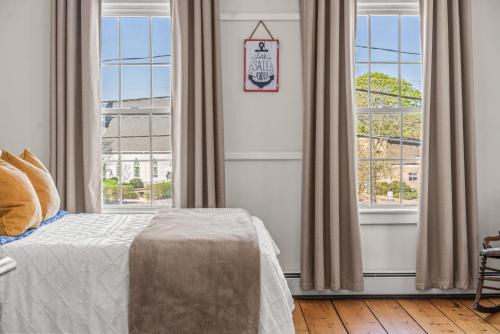 Sunny Historic 3 BR Townhouse in Downtown Mystic