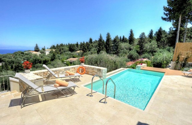 Sunny, Modern, Infinity Pool - walk to Gaios