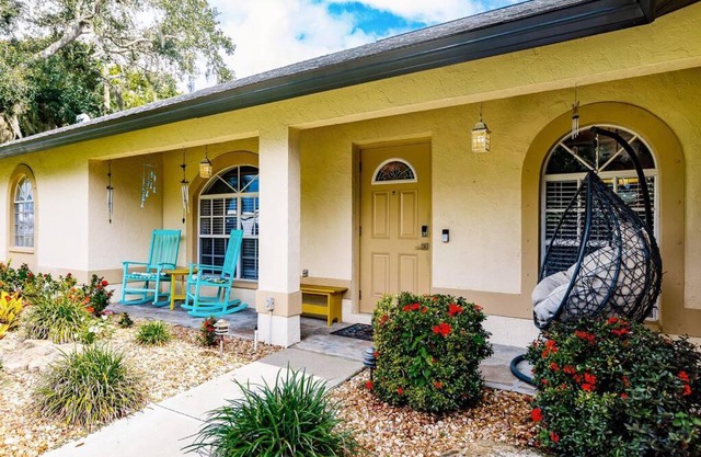 Sunny Oasis Getaway -Heated Pool-Mini Golf-Near Beach