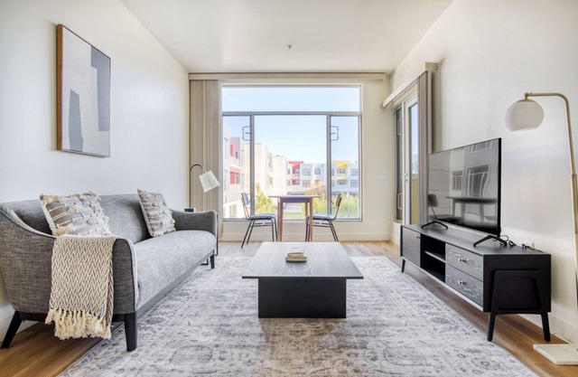 Sunny Palo Alto 2BR w/W/D & Pool, walk to Pinterest, by Blueground