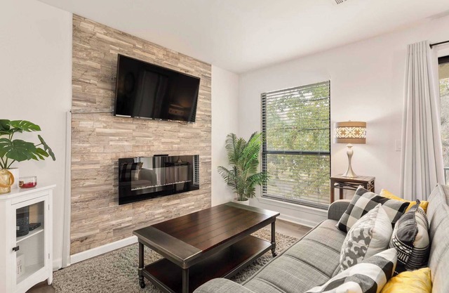 Sunny Pointe! Fireplace, Pool, Pickleball, Gym