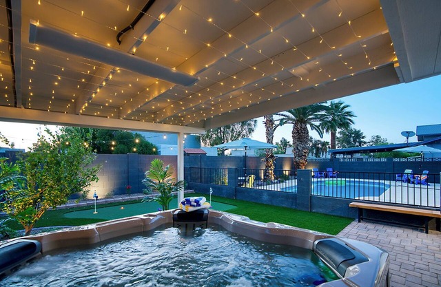 Sunny Poolside Getaway - Glow Golf/Hot Tub/Pool