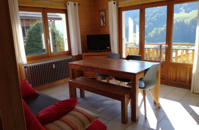 Sunny, quiet apartment, 5 minutes from the village, wifi (pets welcome)