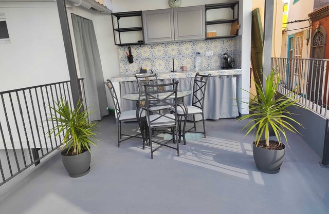 Sunny Retreat in the Heart of Old Town 🌴Just 10 Minutes from the Beach! 🏖️