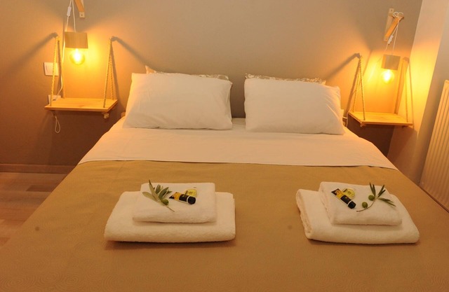Sunny & Spacious Apartment in Delphi, 3 Bedrooms, 2 Bathrooms Sleeps 8 w/view