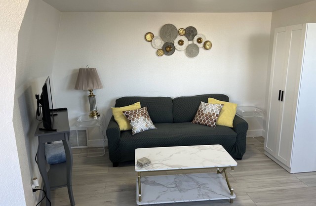 Sunny Studio near Water Street - Unit An