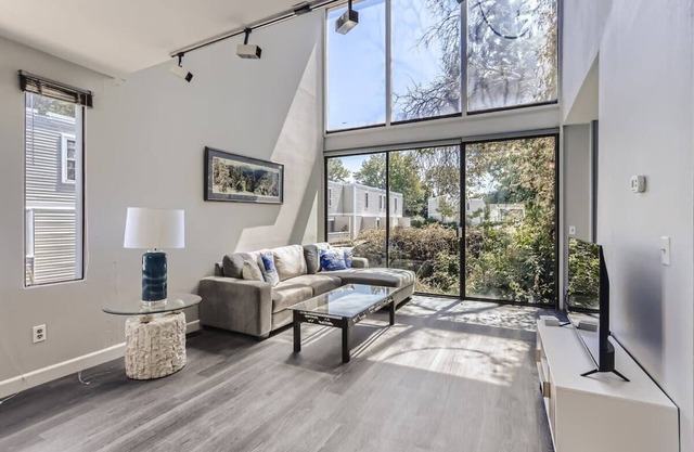 Sunny Suburban Getaway/4BR/3BA Condo w/Pool