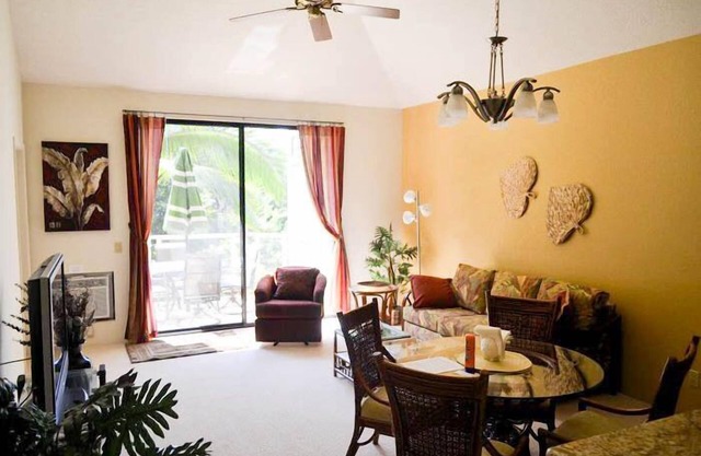 Sunny top floor condo, 10 minute walk from Wailea beaches