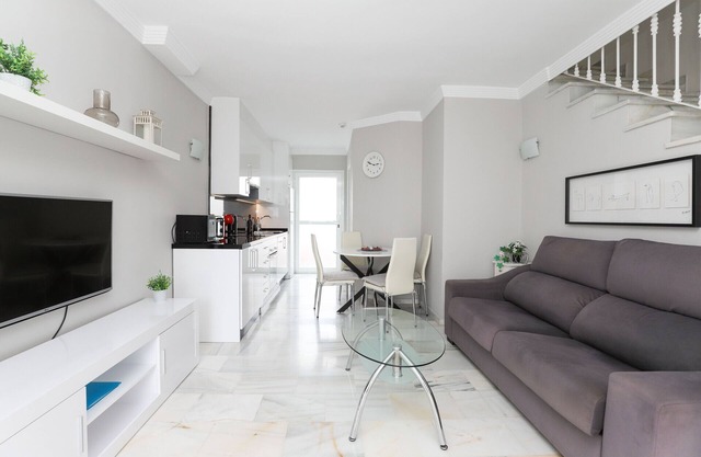 Sunny townhouse - great hotel facilities
