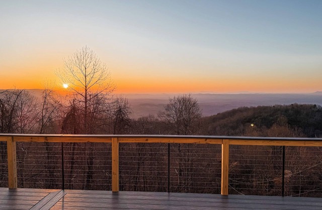 Sunrise Mountain Escape -Modern 1 bedroom with Gorgeous Views. Near BRPW & I-77