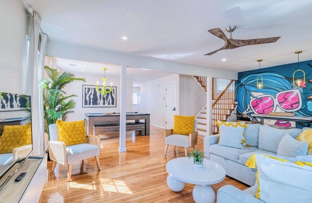 Sunrise Playce-Designer Beach Retreat + Pool Table