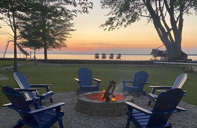 Sunset Bay: Embrace Fall Colors at Sunset Bay – A Lakeside Fall Retreat
