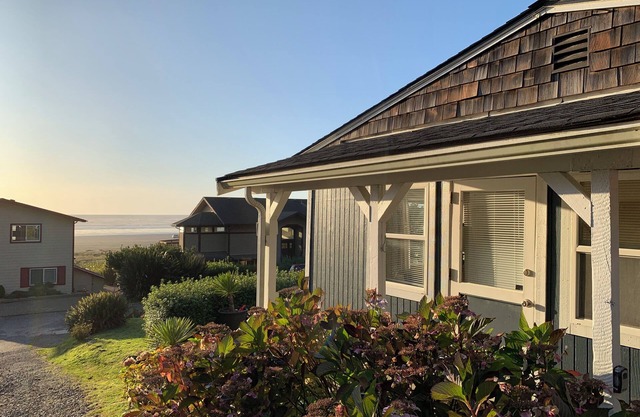 Sunset Beach Cottage, charming, clean & comfortable with ocean-view