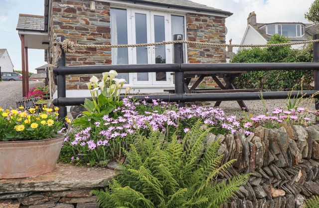 SUNSET COTTAGE, romantic, with a garden in Tintagel