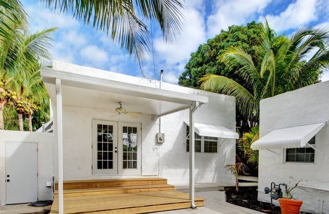 Sunset Cottage West Palm Beach/Close to Downtown/ Shops/ Pet Friendly