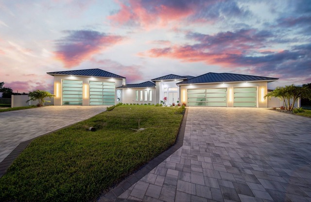 Sunset Manor - Luxurious 5BR/4BA Pool Canal front home in Cape Coral
